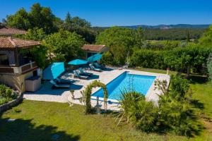 una imagen de una piscina en un patio en Hôtes'Antic Provence, en Lorgues