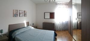 - une chambre avec un lit, une commode et une fenêtre dans l'établissement casa Gaia 2, à Portoferraio