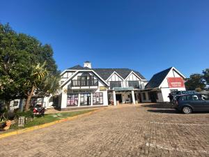 ジェフリーズ・ベイにあるHummingbird Chalet 23 Houtboschbaaiの建物の前に車が駐車されている