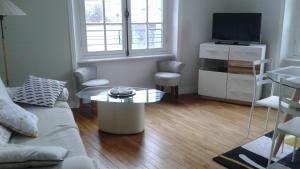- un salon avec un canapé et une table dans l'établissement Appartement Hypercentre Quimper, à Quimper