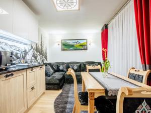 Televízia a/alebo spoločenská miestnosť v ubytovaní Machajówka