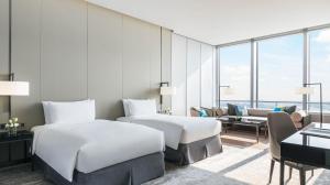 長沙的住宿－長沙尼依格羅酒店，酒店客房配有两张床和一张书桌