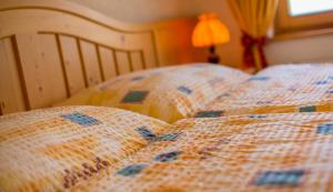 Postel nebo postele na pokoji v ubytování Alpenhotel zur Wildi Lauchernalp