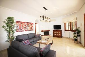 uma sala de estar com um sofá e uma mesa em CASA CARLOS em Ciudad Quesada