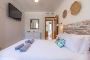ein Schlafzimmer mit einem großen weißen Bett mit zwei Kissen in der Unterkunft Atico Iluro in Alora