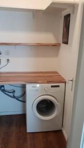 a washer and dryer in a small room at Monteurzimmer/Ferienwohnung Roßheidestraße, Gladbeck in Gladbeck