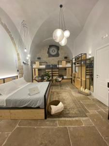 una camera con letto e muro di mattoni di BORGOBELTRANI a Trani