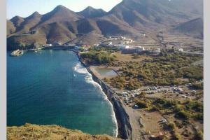 eine Luftaufnahme eines Strandes und des Ozeans in der Unterkunft la palmilla in San Nicolás