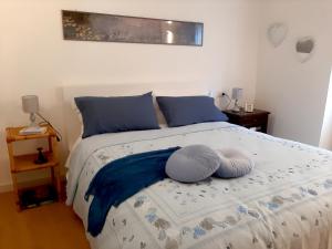 een slaapkamer met een bed met 2 kussens erop bij Lady of the Lake in Argegno