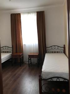 um quarto com 2 camas e uma janela em Chebak RANCH em Tamchy