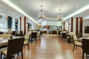 A restaurant or other place to eat at Hyatt Regency Kyiv