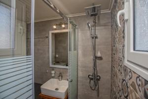 ein Badezimmer mit Dusche und Waschbecken in der Unterkunft Dina Apartments Argostoli in Argostoli + 149 Fotos