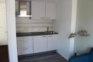 Katwijk aan ZeeにあるZeevonk Studio's & Appartementenの白いキャビネットとシンクのあるキッチン +37枚の写真