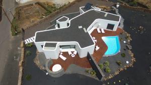 een luchtzicht op een huis met een zwembad bij VULKANO LOFT in Mala