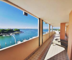 グラードにあるAparthotel Capitolの- 水辺の景色を望むバルコニー