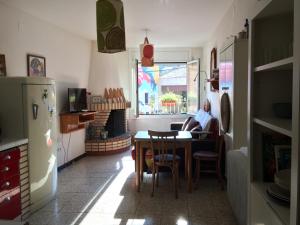 uma cozinha com uma mesa e um frigorífico em Casa Taller Penelles em Penellas