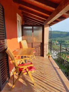 um pátio com uma mesa e cadeiras numa varanda em Guesthouse Villa Marija em Motovun