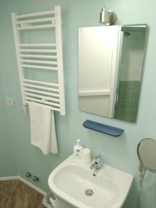 イェージにあるIsi GuestHouseのバスルーム(洗面台、鏡、トイレ付)