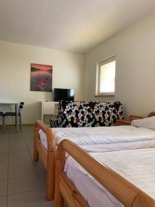 uma sala de estar com duas camas e um sofá em OW LIWIA w Niechorzu em Niechorze