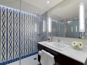 美洲海灘的住宿－H10征服者酒店，一间带水槽和镜子的浴室