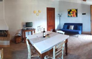 ein Wohnzimmer mit einem Tisch und einem blauen Sofa in der Unterkunft Antonella House -Podere della Collina in Palaia