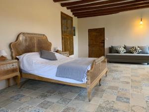 1 dormitorio con 1 cama grande y 1 sofá en Casa Lascorz, en La Pardina
