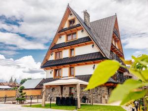 a house with a gambrel roof at Machajówka in Białka Tatrzańska