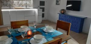 a dining room with a table with a blue table at PRIMERA LINEA DE PLAYA EN VALDELAGRANA in El Puerto de Santa María
