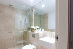 ein Badezimmer mit Toilette, Waschbecken und Dusche in der Unterkunft Heima Gran Vía A in Madrid