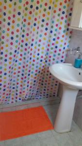 a bathroom with a shower curtain with polka dots at ΑΡΜΟΝΙΑ ΣΤΟΥΝΤΙΟ in Gialiskari