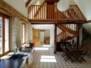 une cuisine avec un escalier en bois et une salle à manger dans l'établissement Le Petit Villandry, à Villandry