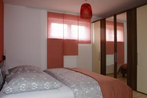 1 dormitorio con cama y ventana en Apartment 541, en Lorch am Rhein