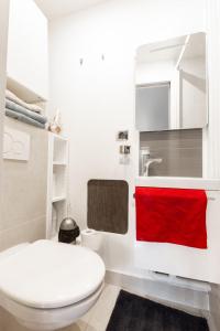 パリにあるStudio a Paris et désinfection rigoureux du logisのバスルーム(白いトイレ、赤いタオル付)