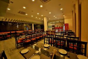 Um restaurante ou outro lugar para comer em Namami Ganges Beach Resort & Spa