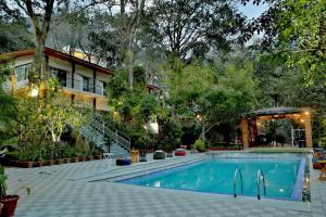 Bazén v ubytovaní Namami Ganges Beach Resort & Spa alebo v jeho blízkosti