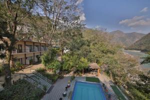 Výhľad na bazén v ubytovaní Namami Ganges Beach Resort & Spa alebo v jeho blízkosti
