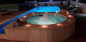 ein Whirlpool mitten in einem Raum mit Beleuchtung in der Unterkunft Villa Lucia with private pool and a whirlpool in Vis