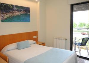 Un pat sau paturi într-o cameră la Hotel Aitana