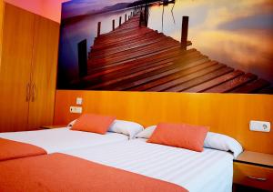 1 dormitorio con 2 camas y un cuadro en la pared en Hotel Aitana, en Irún