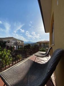 - un balcon avec une chaise et une table dans l'établissement Appartamento Villa Circe, à Taormine