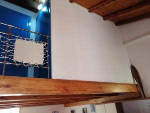 ロッカルメーラにあるCasa Sole Mareの青い壁と木製の天井の客室です。