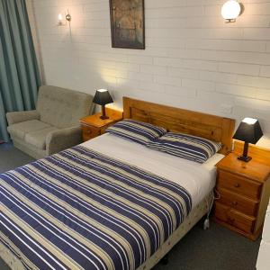 מיטה או מיטות בחדר ב-Finley Motel