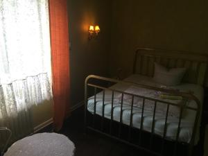 a small bedroom with a crib and a window at 1948 es war einmal in Berlin