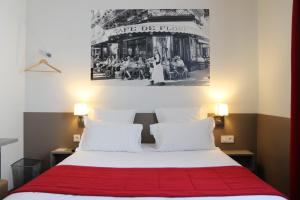 a bedroom with a bed with a red blanket at Le Quarré Hôtel Bistrot in Bruguières