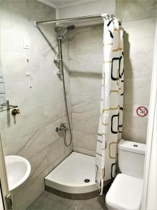 A bathroom at Artistic Rent Rooms & Apartments