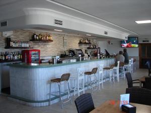 bar w restauracji z ludźmi siedzącymi przy niej w obiekcie Hostal Alfil w mieście Cazalegas