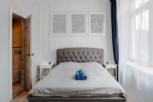 una camera da letto con un letto con sopra un oggetto blu di Sandy Coast Nida a Nida