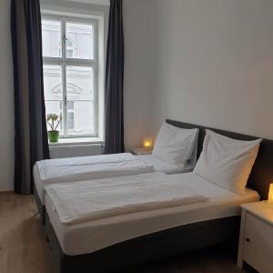 1 cama en un dormitorio con ventana en Greg Apartments Kampa Prague, en Praga