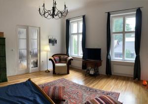 維謝格拉德的住宿－ApartmentVillaSolomon7，带沙发、电视和窗户的客厅