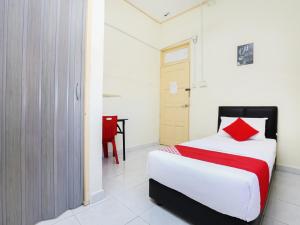 Super OYO 89640 Hotel Pelangi Marang 객실 침대